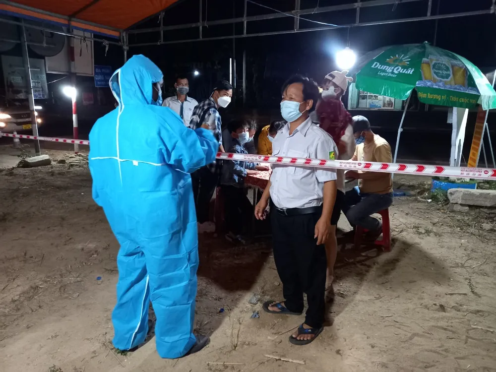 Xuyên ngày đêm ở chốt kiểm tra y tế phòng Covid-19 tại cửa ngõ tỉnh Quảng Ngãi ảnh 13
