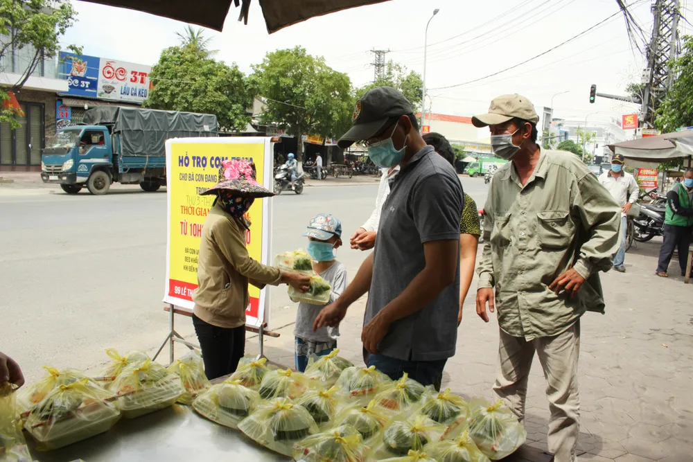 Quảng Ngãi: Hàng trăm suất cơm phát miễn phí cho người khó khăn ảnh hưởng bởi dịch Covid-19 ảnh 2 Quảng Ngãi: Hàng trăm suất cơm phát miễn phí cho người khó khăn ảnh hưởng bởi dịch Covid-19 ảnh 2