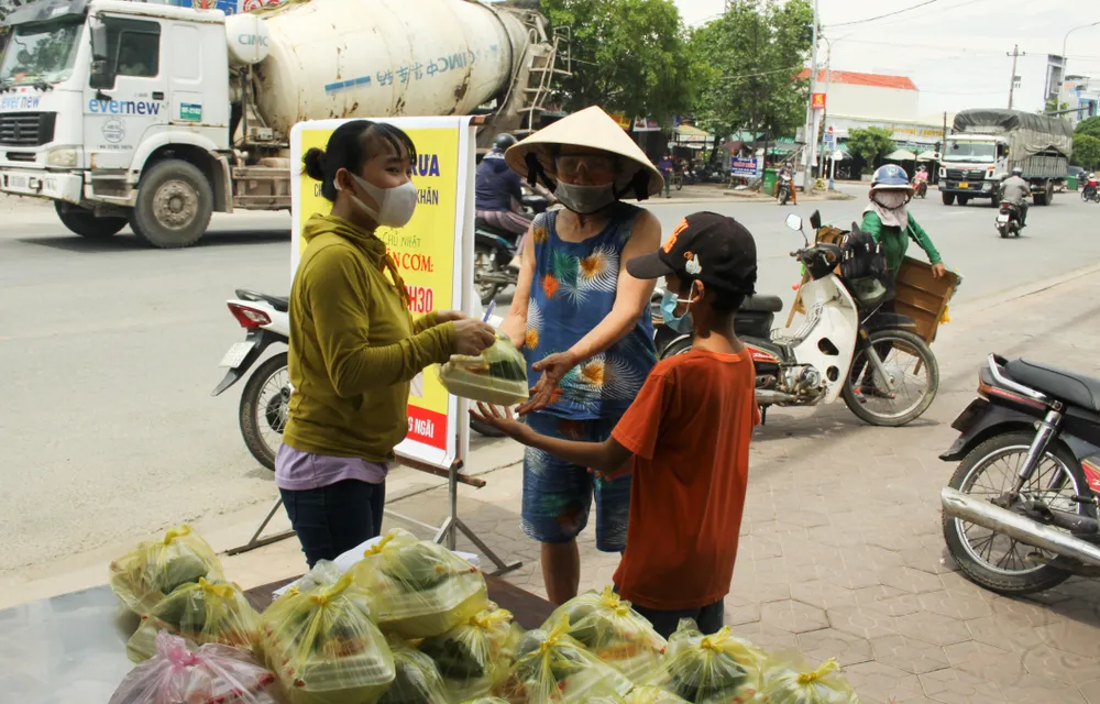 Quảng Ngãi: Hàng trăm suất cơm phát miễn phí cho người khó khăn ảnh hưởng bởi dịch Covid-19 ảnh 1 Quảng Ngãi: Hàng trăm suất cơm phát miễn phí cho người khó khăn ảnh hưởng bởi dịch Covid-19 ảnh 1