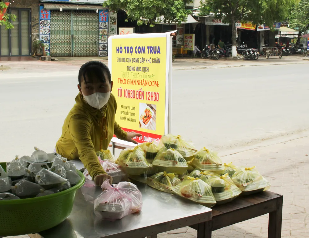 Quảng Ngãi: Hàng trăm suất cơm phát miễn phí cho người khó khăn ảnh hưởng bởi dịch Covid-19 ảnh 3 Quảng Ngãi: Hàng trăm suất cơm phát miễn phí cho người khó khăn ảnh hưởng bởi dịch Covid-19 ảnh 3
