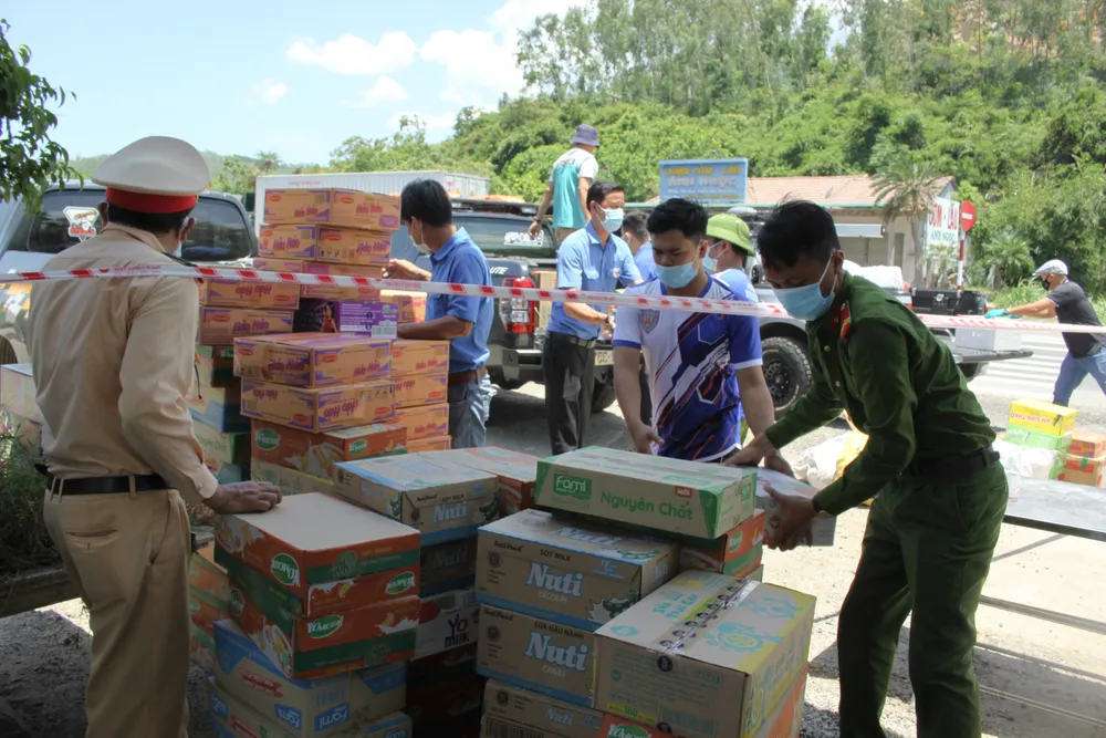 Quảng Ngãi: Trao hỗ trợ phòng, chống dịch Covid-19 tại khu vực phong tỏa ảnh 4 Quảng Ngãi: Trao hỗ trợ phòng, chống dịch Covid-19 tại khu vực phong tỏa ảnh 4