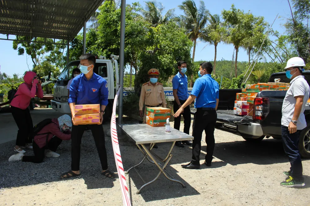 Quảng Ngãi: Trao hỗ trợ phòng, chống dịch Covid-19 tại khu vực phong tỏa ảnh 7 Quảng Ngãi: Trao hỗ trợ phòng, chống dịch Covid-19 tại khu vực phong tỏa ảnh 7