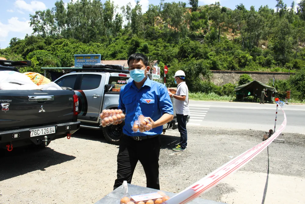 Quảng Ngãi: Trao hỗ trợ phòng, chống dịch Covid-19 tại khu vực phong tỏa ảnh 5 Quảng Ngãi: Trao hỗ trợ phòng, chống dịch Covid-19 tại khu vực phong tỏa ảnh 5