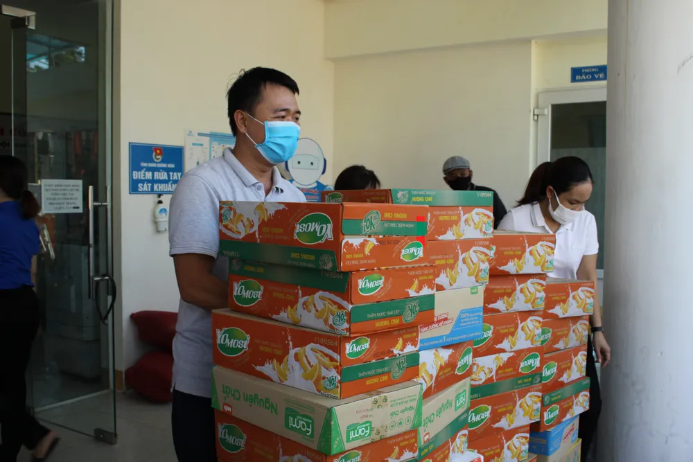 Quảng Ngãi: Trao hỗ trợ phòng, chống dịch Covid-19 tại khu vực phong tỏa ảnh 2 Quảng Ngãi: Trao hỗ trợ phòng, chống dịch Covid-19 tại khu vực phong tỏa ảnh 2