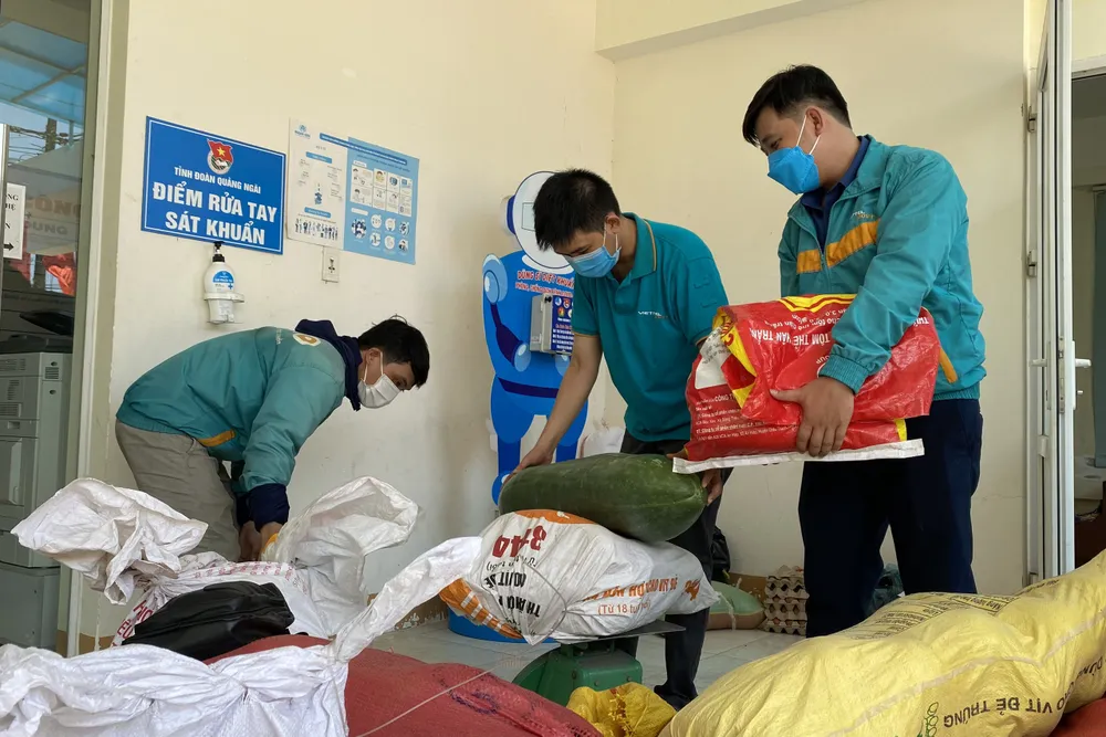 Chuyến xe yêu thương chở nhu yếu phẩm từ Quảng Ngãi đến TPHCM góp phần chống dịch ảnh 1