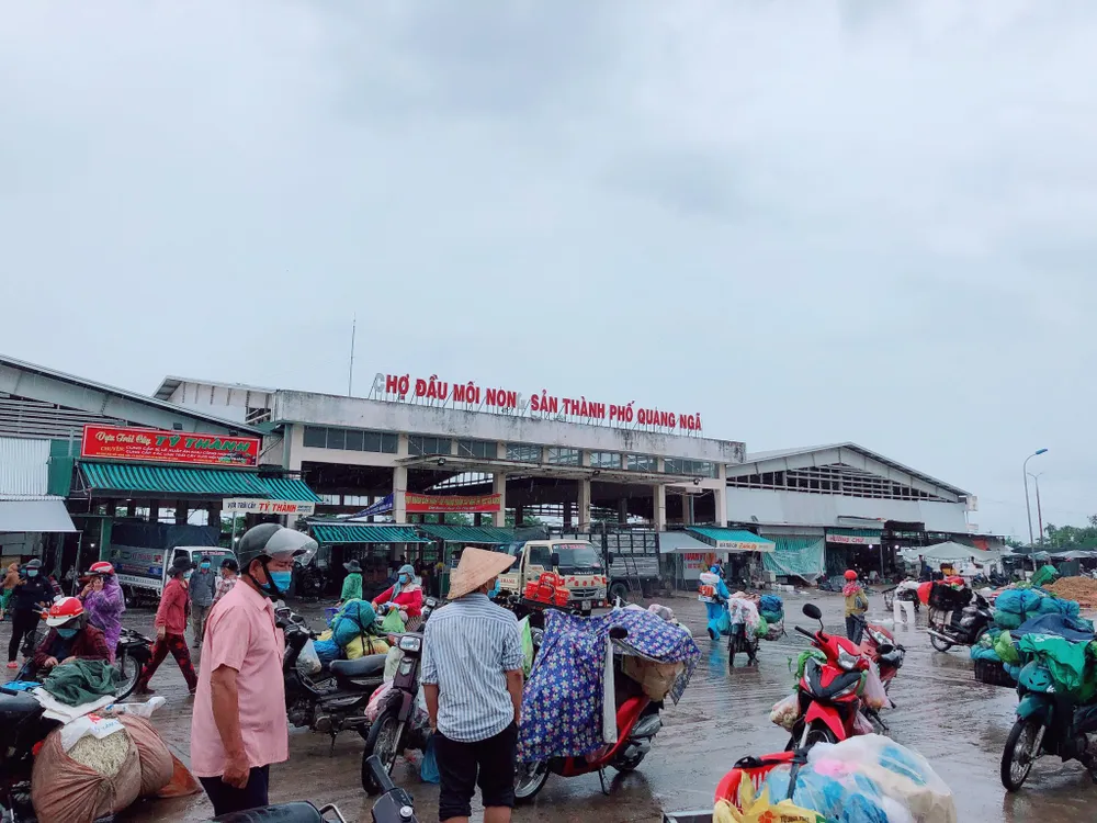 Quảng Ngãi ghi nhận 2 ca nghi mắc Covid-19 qua test nhanh tại chốt kiểm tra y tế ảnh 1