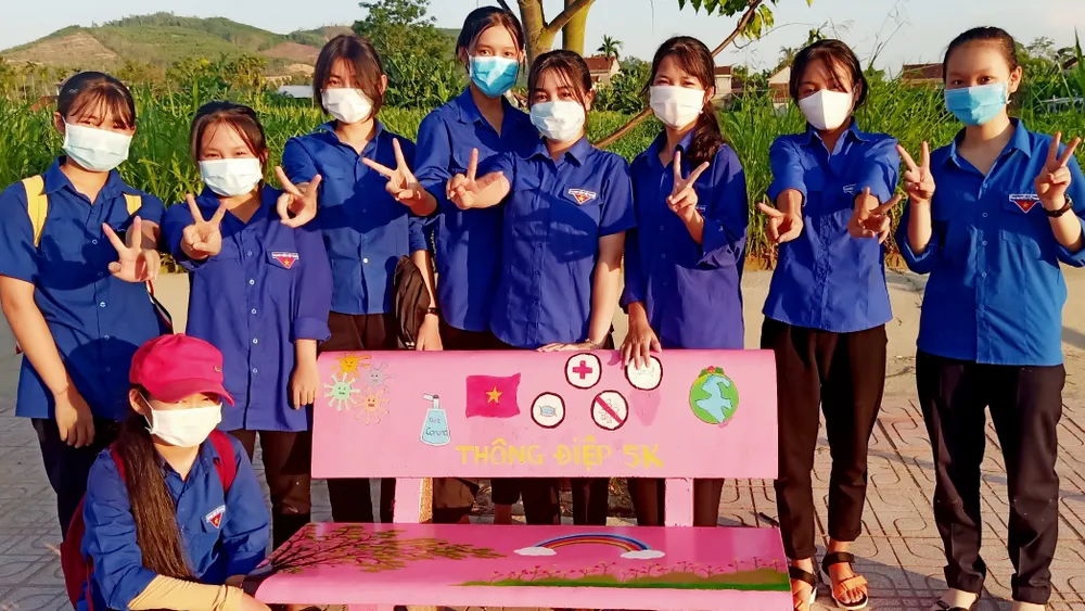 Quảng Ngãi: Thông điệp trên chiếc ghế đá vẽ phòng, chống Covid-19 ảnh 9