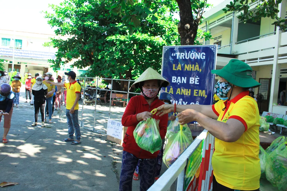 Quảng Ngãi: Nhiều gian hàng 0 đồng giúp người dân vượt khó ảnh 3 Quảng Ngãi: Nhiều gian hàng 0 đồng giúp người dân vượt khó ảnh 3