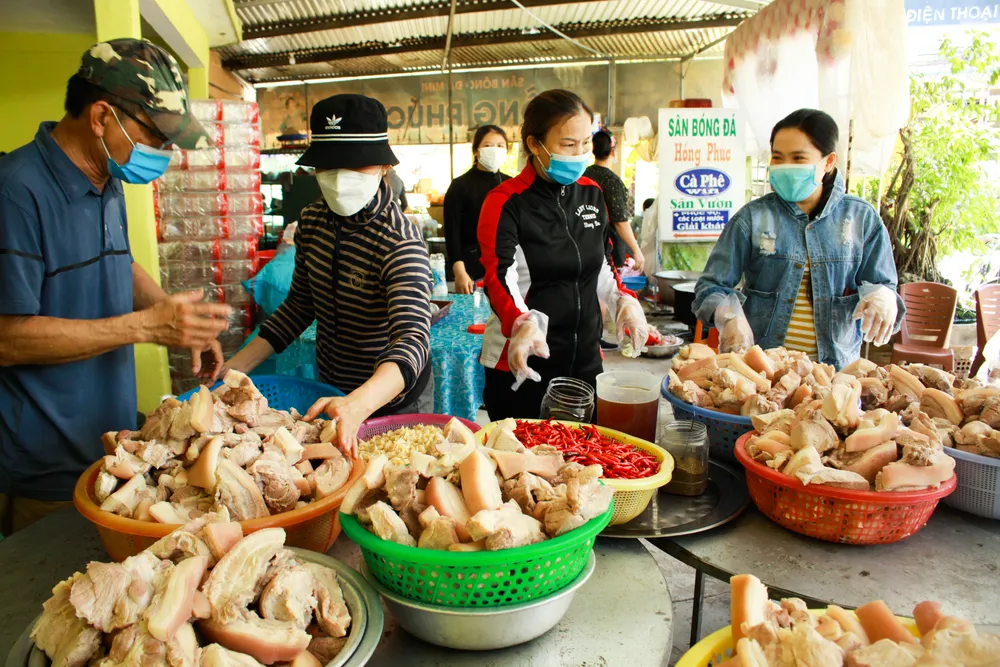 Người dân Quảng Ngãi tự tay làm thịt ngâm mắm, kho cá ngừ để “chia lửa” với TPHCM ảnh 1 Người dân Quảng Ngãi tự tay làm thịt ngâm mắm, kho cá ngừ để “chia lửa” với TPHCM ảnh 1