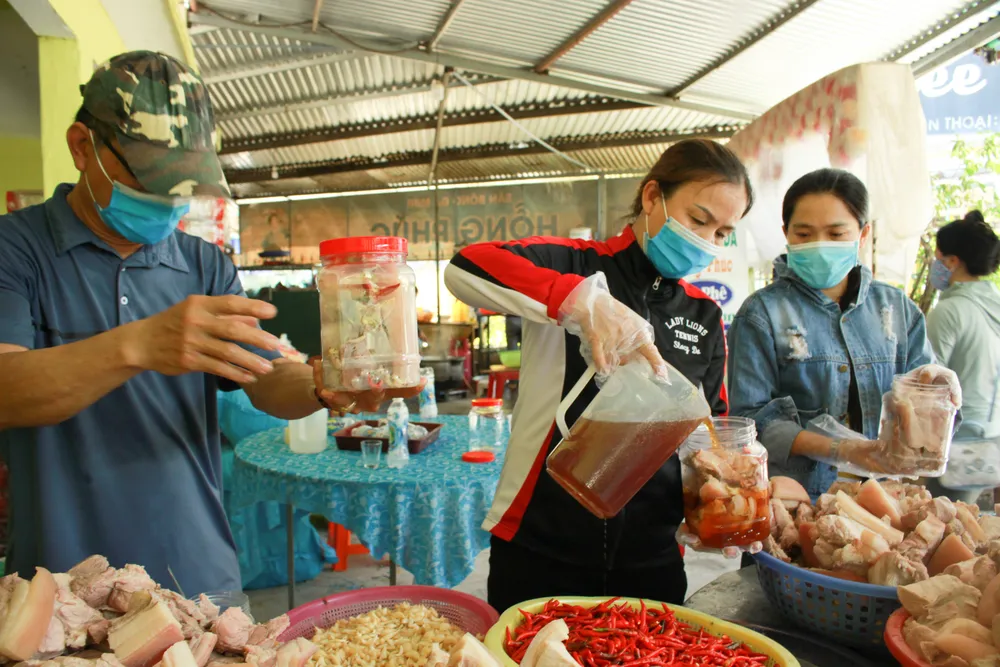 Người dân Quảng Ngãi tự tay làm thịt ngâm mắm, kho cá ngừ để “chia lửa” với TPHCM ảnh 7 Người dân Quảng Ngãi tự tay làm thịt ngâm mắm, kho cá ngừ để “chia lửa” với TPHCM ảnh 7