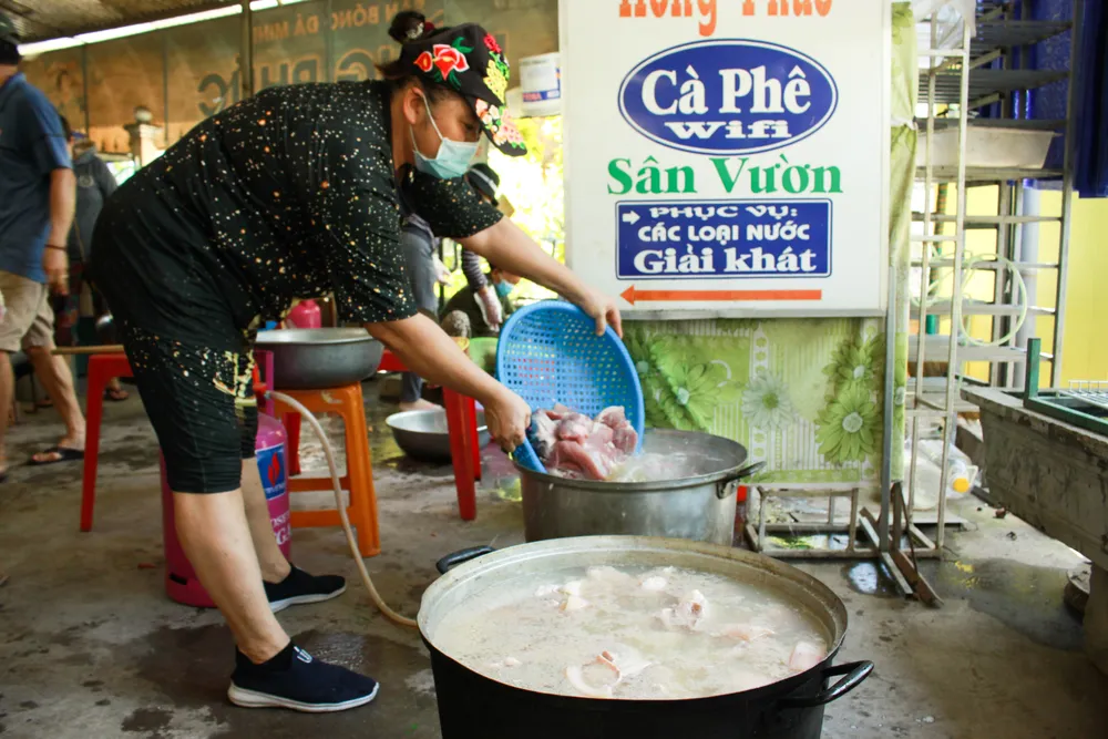Người dân Quảng Ngãi tự tay làm thịt ngâm mắm, kho cá ngừ để “chia lửa” với TPHCM ảnh 3 Người dân Quảng Ngãi tự tay làm thịt ngâm mắm, kho cá ngừ để “chia lửa” với TPHCM ảnh 3