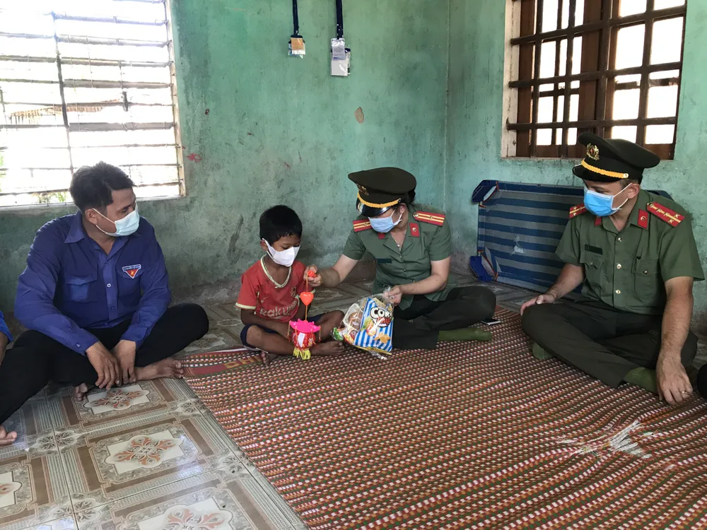 Thanh niên Công an tỉnh Quảng Ngãi tặng quà trung thu cho trẻ em vùng cao ảnh 2