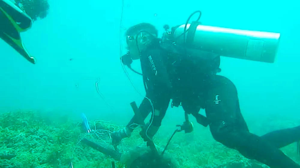 Lặn vớt rác để bảo vệ rạn san hô đảo Lý Sơn ảnh 1