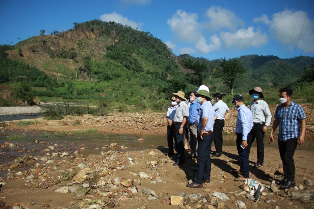 Nguy cơ nhà dân Đồi Gu tháo đổ xuống sông Nước Nia khi mưa lớn ảnh 4
