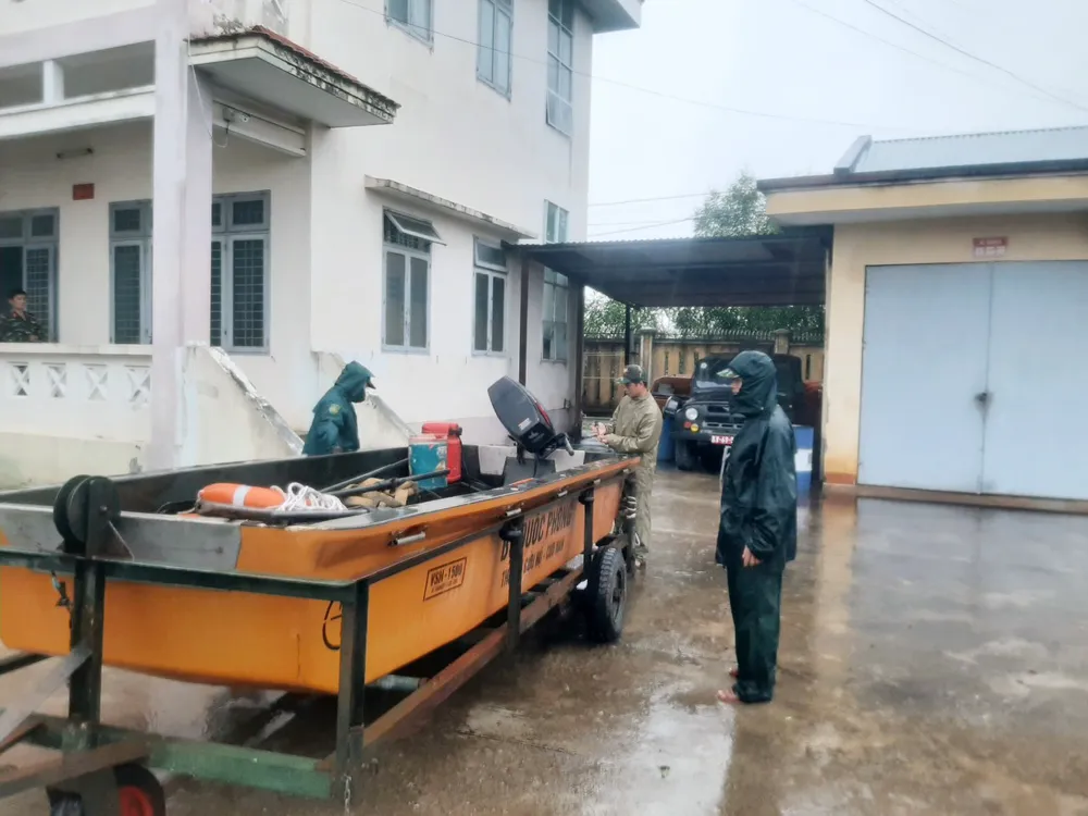 Quảng Ngãi di dời, sơ tán hơn 800 hộ trong vùng bị ngập sâu, nguy cơ sạt lở ảnh 1