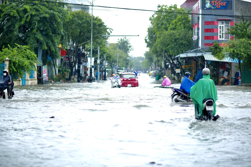 Nhiều tuyến đường tại TP Quảng Ngãi bị ngập do mưa lớn ảnh 4 Nhiều tuyến đường tại TP Quảng Ngãi bị ngập do mưa lớn ảnh 4