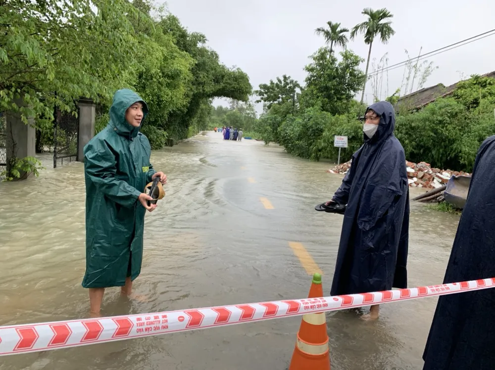 Nhiều tuyến đường tại TP Quảng Ngãi bị ngập do mưa lớn ảnh 1 Nhiều tuyến đường tại TP Quảng Ngãi bị ngập do mưa lớn ảnh 1