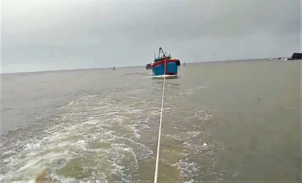 Quảng Ngãi di dời, sơ tán hơn 800 hộ trong vùng bị ngập sâu, nguy cơ sạt lở ảnh 4