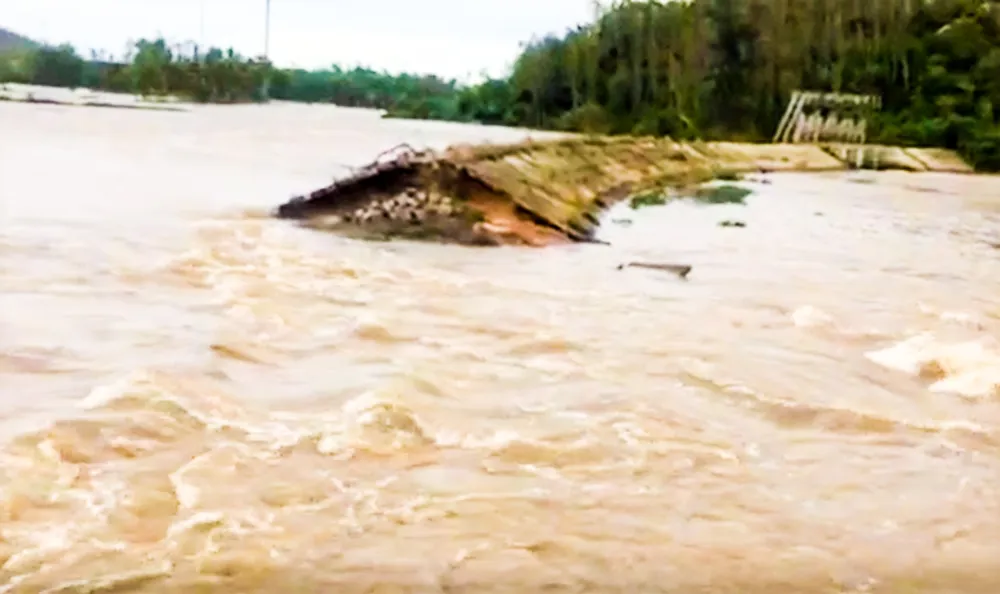 Quảng Ngãi: Mưa lũ gây sạt lở đê ngăn mặn  ảnh 2