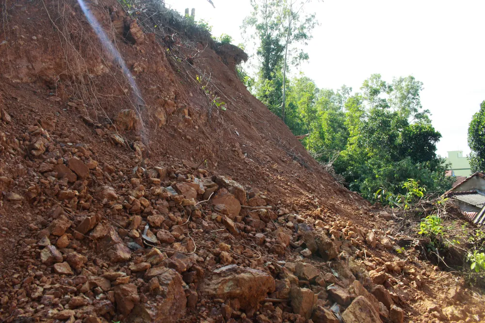 Quảng Ngãi: Hiểm họa sạt lở núi ở thị trấn Châu Ổ ảnh 3