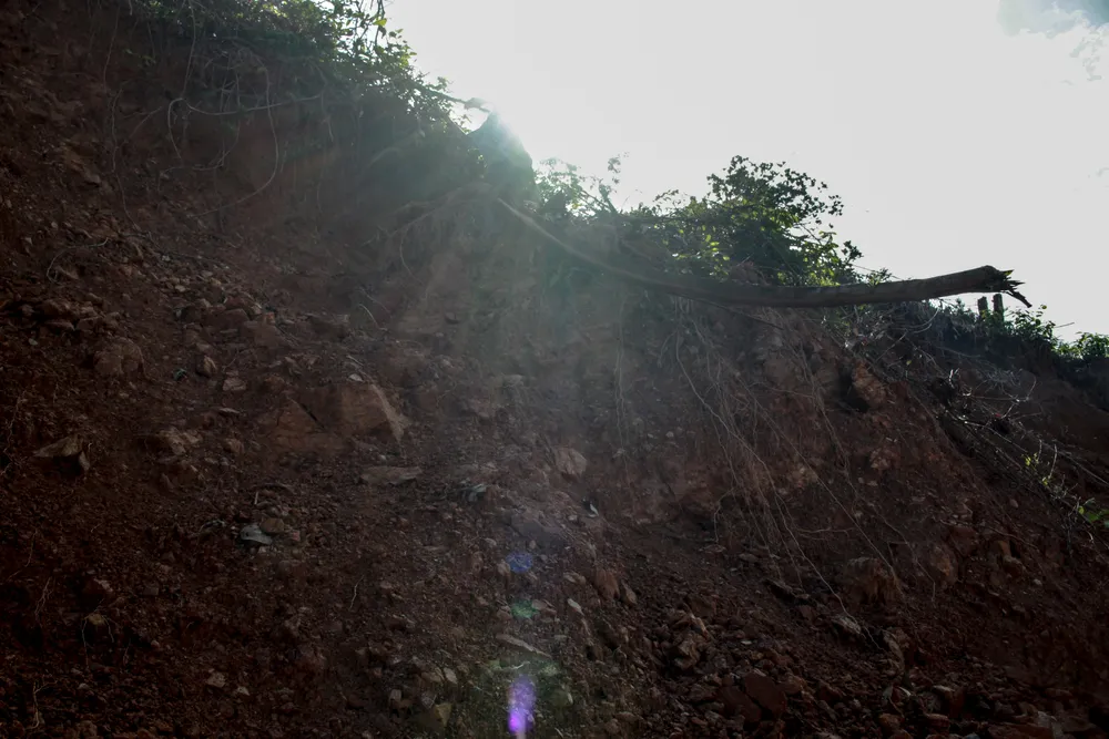 Quảng Ngãi: Hiểm họa sạt lở núi ở thị trấn Châu Ổ ảnh 4