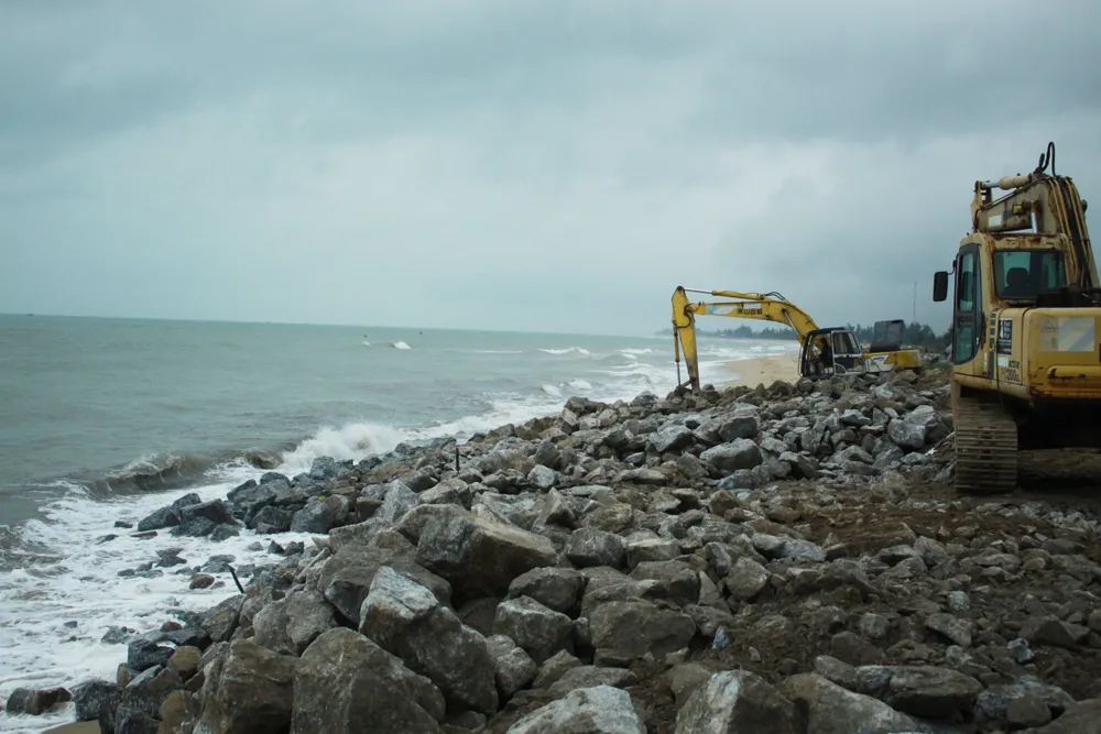 Quảng Ngãi công bố tình huống khẩn cấp về sạt lở bờ biển xã Nghĩa An ảnh 1