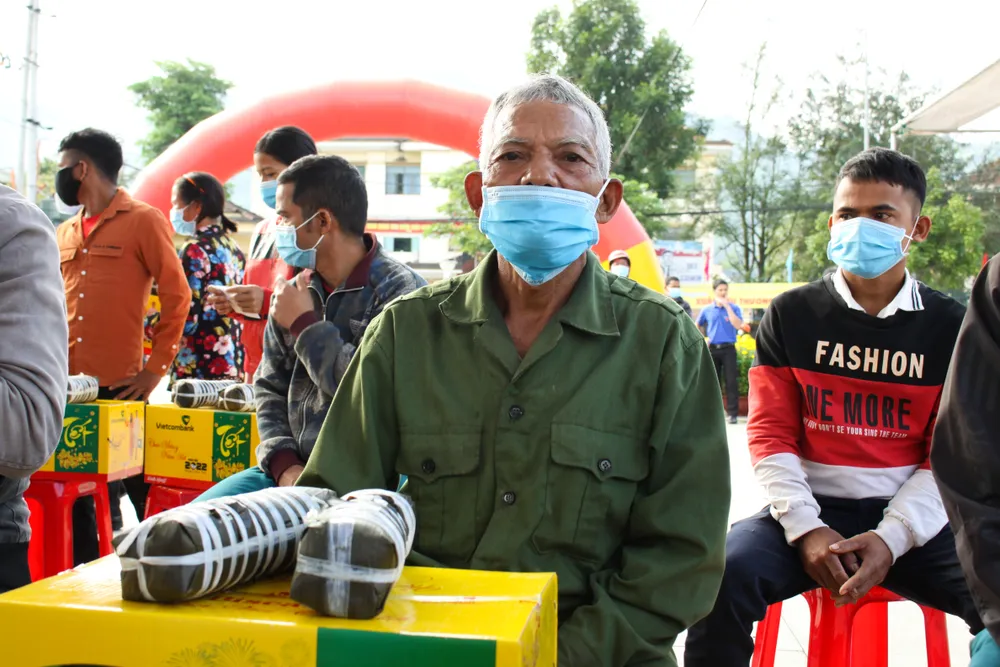 Mang quà tết đến vùng núi Quảng Ngãi ảnh 4 Mang quà tết đến vùng núi Quảng Ngãi ảnh 4
