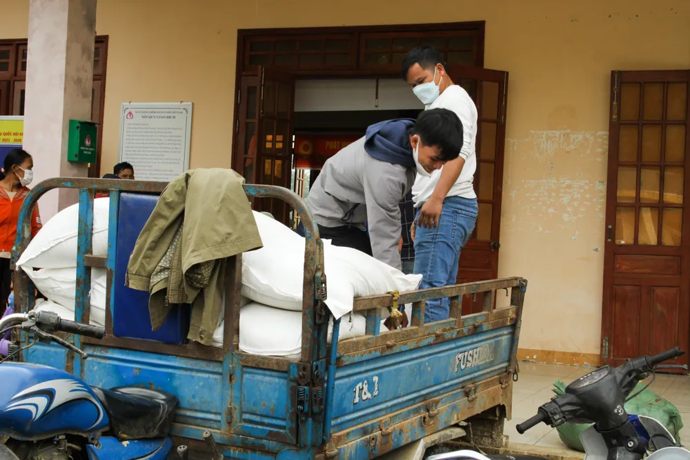 Quảng Ngãi: Cấp phát hàng thiết yếu cho người dân vùng núi  ảnh 2