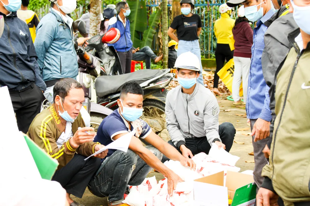 Quảng Ngãi: Cấp phát hàng thiết yếu cho người dân vùng núi  ảnh 3