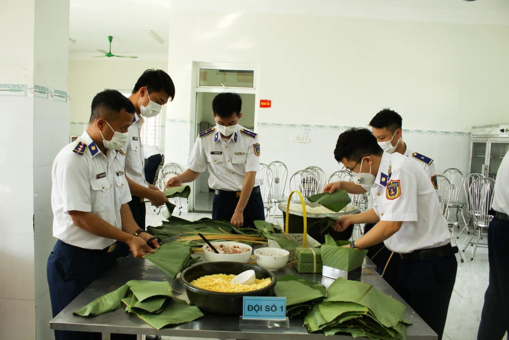 Chiến sĩ Cảnh sát biển gói bánh chưng đón Tết Nguyên đán Nhâm Dần ảnh 4 Chiến sĩ Cảnh sát biển gói bánh chưng đón Tết Nguyên đán Nhâm Dần ảnh 4