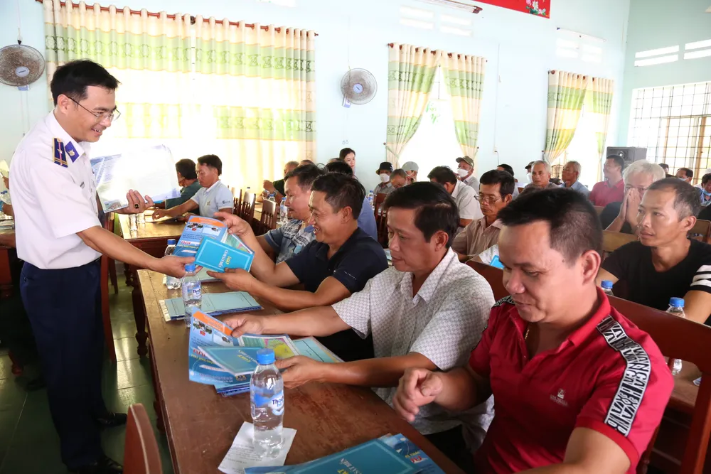Tuyên truyền, vận động chống khai thác bất hợp pháp cho ngư dân Quảng Ngãi ảnh 1 Tuyên truyền, vận động chống khai thác bất hợp pháp cho ngư dân Quảng Ngãi ảnh 1
