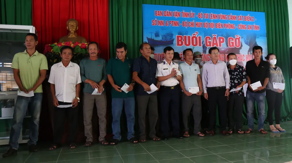 Tuyên truyền, vận động chống khai thác bất hợp pháp cho ngư dân Quảng Ngãi ảnh 2 Tuyên truyền, vận động chống khai thác bất hợp pháp cho ngư dân Quảng Ngãi ảnh 2