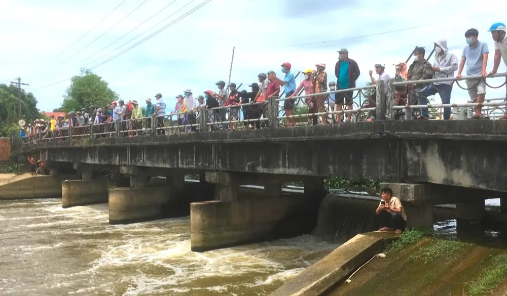 Người phụ nữ nhảy cầu tự tử, bỏ lại 6 con thơ ảnh 1