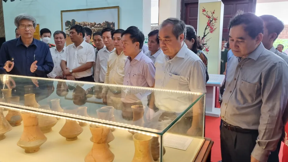 Triển lãm “Tinh hoa di sản từ những con tàu cổ - Bảo vật Quốc gia” ảnh 1