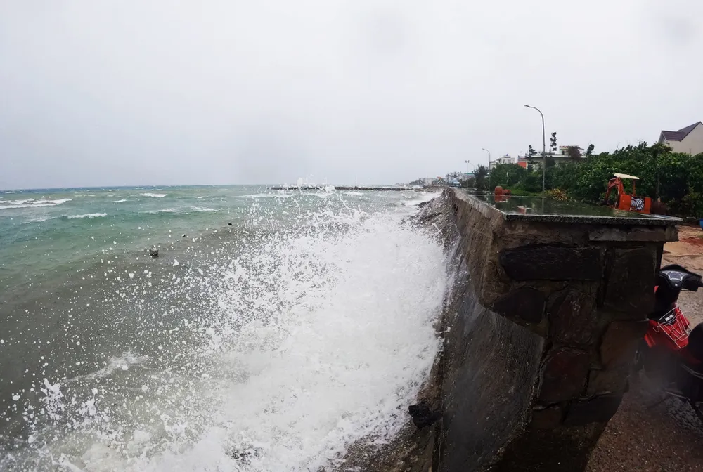 Video: Đảo Lý Sơn biển động, gió cấp 6, giật cấp 7 do ảnh hưởng bão số 4 ảnh 2