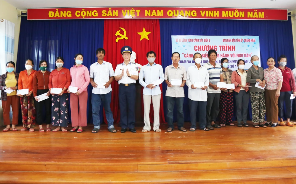 Đại tá Trần Hồng Quế, Chủ nhiệm Chính trị Bộ Tư lệnh Vùng Cảnh sát biển 2 trao quà hỗ trợ cho các hộ gia đình bị thiệt hại do bão số 4 tại huyện đảo Lý Sơn