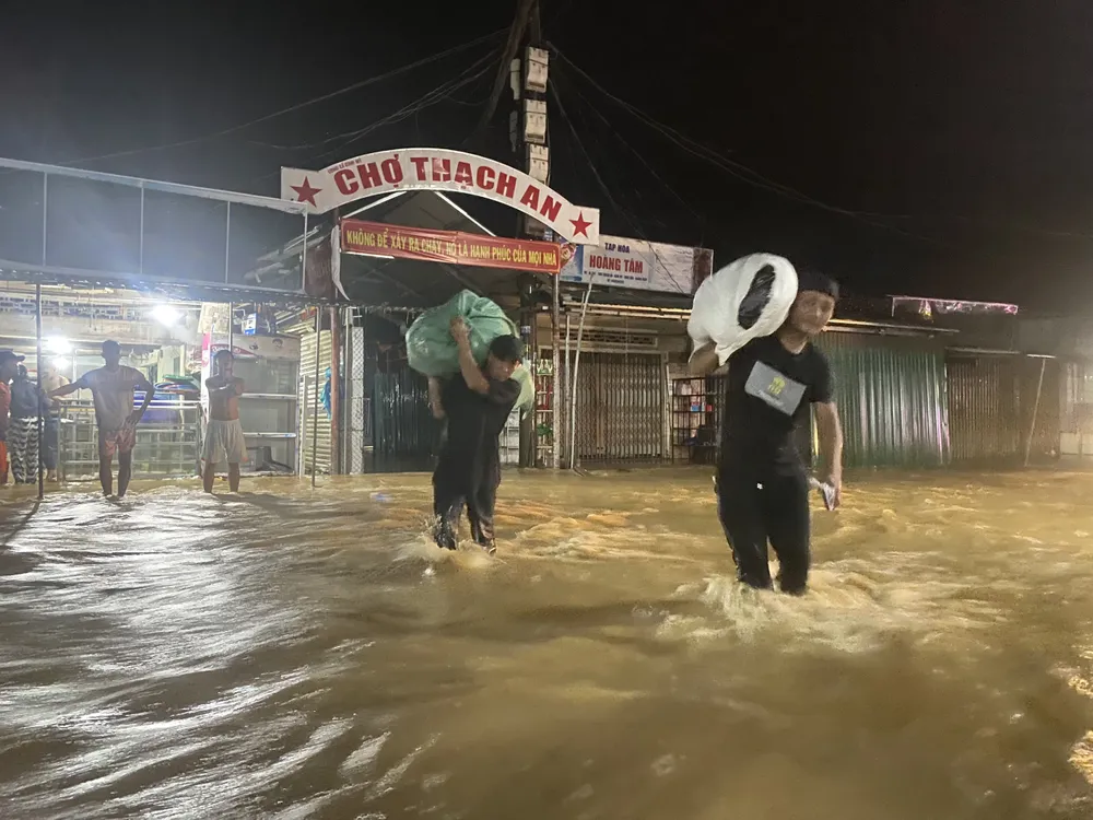 Di dời, sơ tán trong đêm người dân các vùng ngập sâu, nguy cơ sạt lở ở Quảng Ngãi  ảnh 2 Di dời, sơ tán trong đêm người dân các vùng ngập sâu, nguy cơ sạt lở ở Quảng Ngãi  ảnh 2