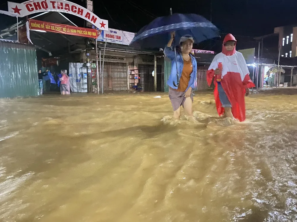 Di dời, sơ tán trong đêm người dân các vùng ngập sâu, nguy cơ sạt lở ở Quảng Ngãi  ảnh 1 Di dời, sơ tán trong đêm người dân các vùng ngập sâu, nguy cơ sạt lở ở Quảng Ngãi  ảnh 1