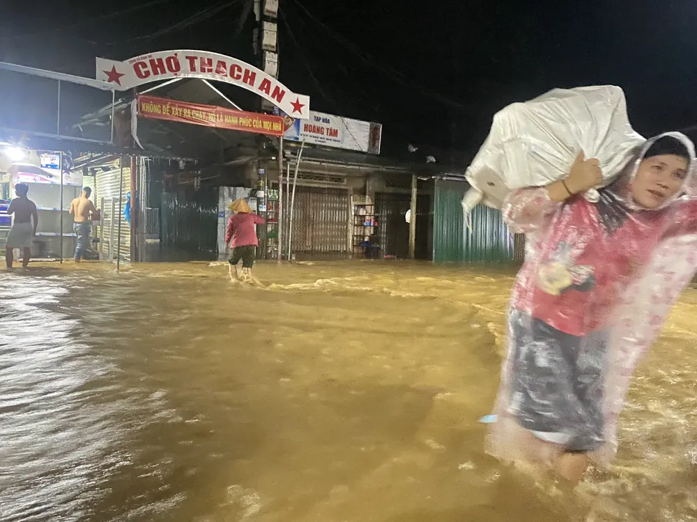 Di dời, sơ tán trong đêm người dân các vùng ngập sâu, nguy cơ sạt lở ở Quảng Ngãi  ảnh 3 Di dời, sơ tán trong đêm người dân các vùng ngập sâu, nguy cơ sạt lở ở Quảng Ngãi  ảnh 3