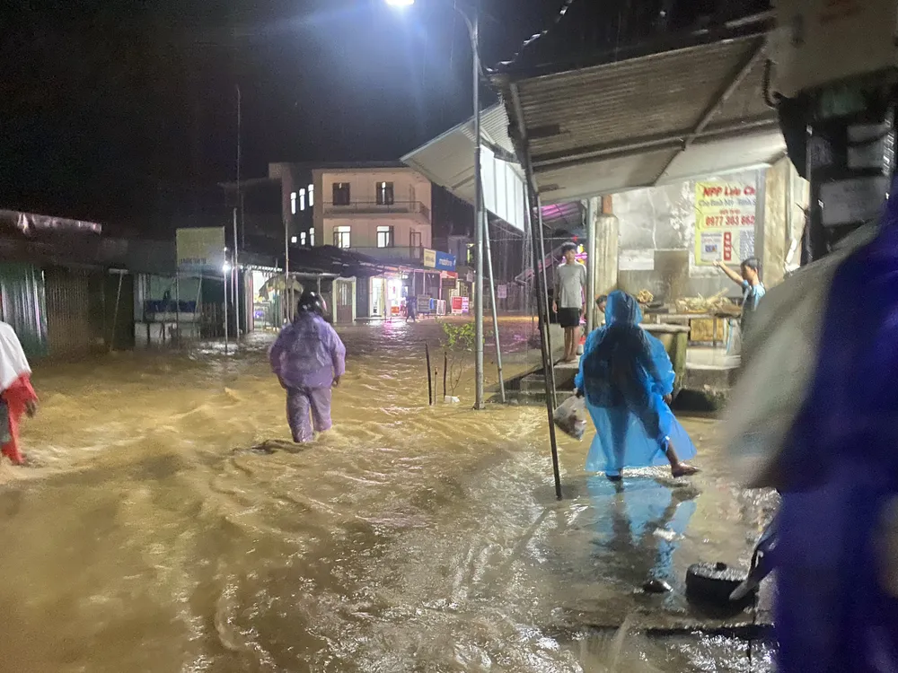 Di dời, sơ tán trong đêm người dân các vùng ngập sâu, nguy cơ sạt lở ở Quảng Ngãi  ảnh 4 Di dời, sơ tán trong đêm người dân các vùng ngập sâu, nguy cơ sạt lở ở Quảng Ngãi  ảnh 4