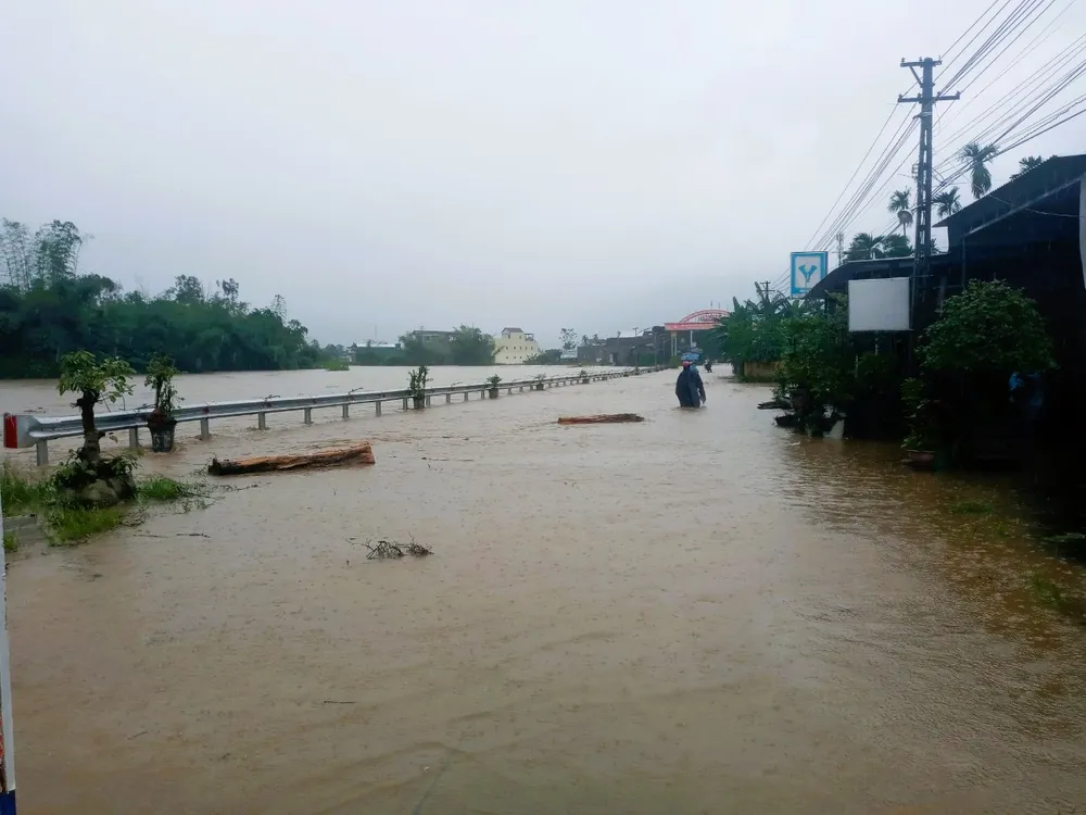 Nhiều khu vực ở Quảng Trị, Quảng Ngãi bị chia cắt, ngập nặng do mưa lớn  ảnh 7