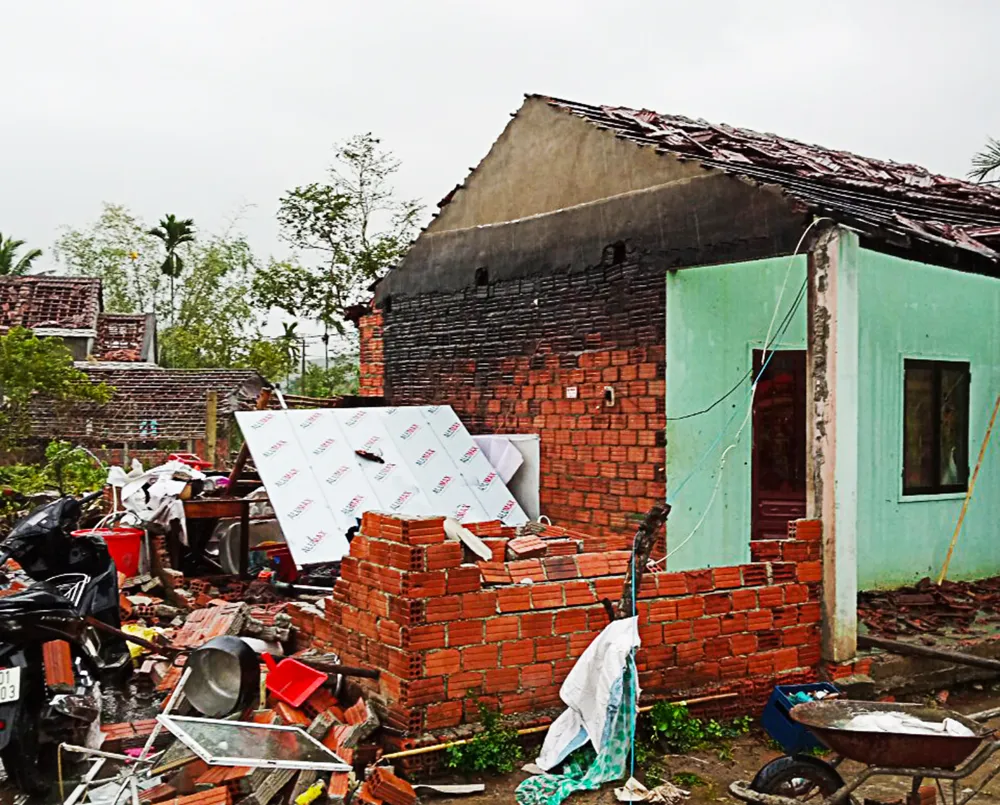 Lốc xoáy tốc mái 17 nhà dân ở Quảng Ngãi, 1 người bị thương ảnh 1