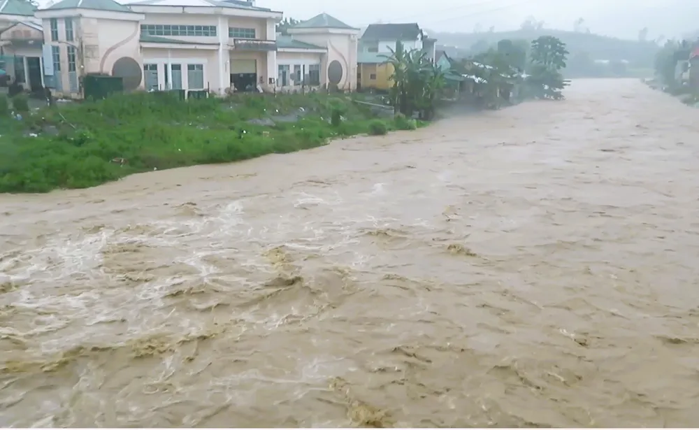 Nhiều khu vực ở Quảng Trị, Quảng Ngãi bị chia cắt, ngập nặng do mưa lớn  ảnh 5