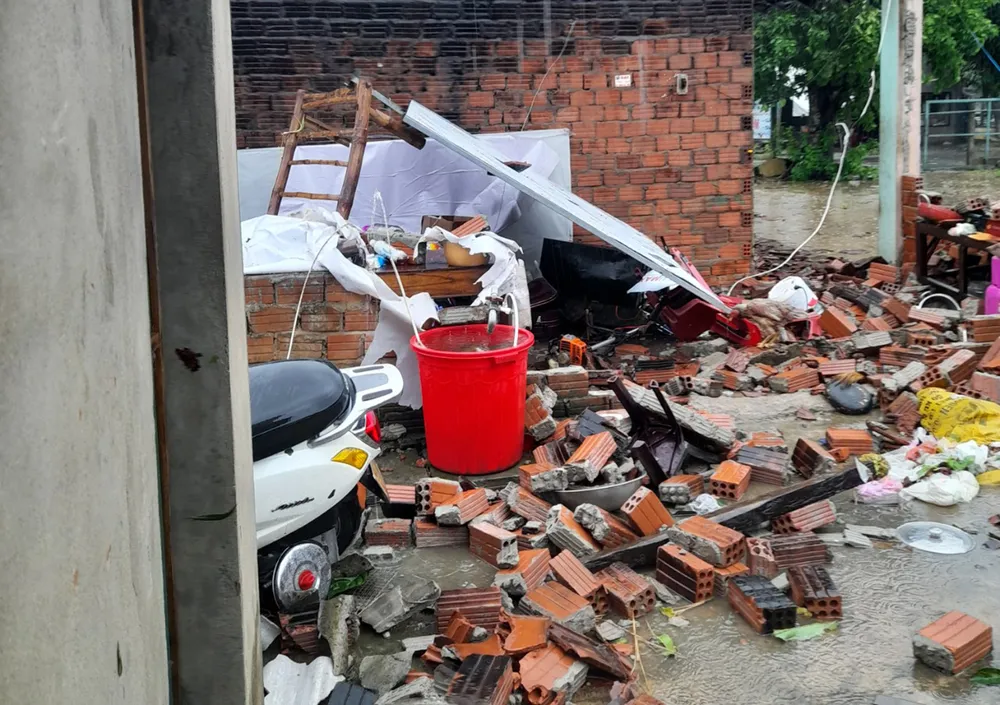 Lốc xoáy tốc mái 17 nhà dân ở Quảng Ngãi, 1 người bị thương ảnh 3