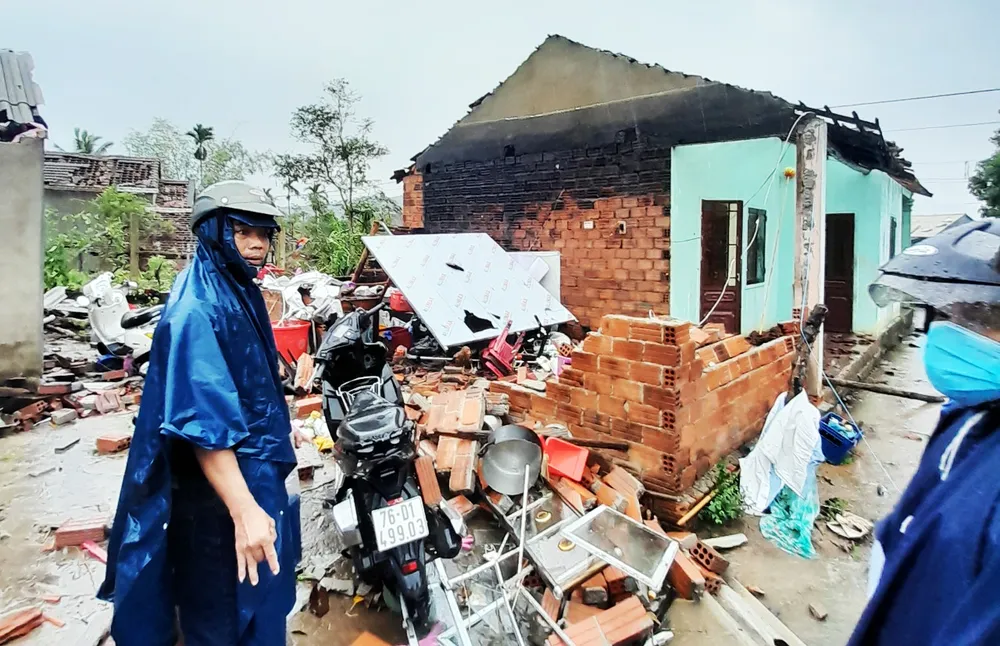 Lốc xoáy tốc mái 17 nhà dân ở Quảng Ngãi, 1 người bị thương ảnh 4