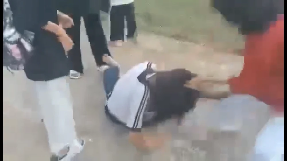 Công an đang làm rõ vụ đánh nhau ngoài nhà trường tại Quảng Ngãi phát tán video trên mạng ảnh 1 Công an đang làm rõ vụ đánh nhau ngoài nhà trường tại Quảng Ngãi phát tán video trên mạng ảnh 1