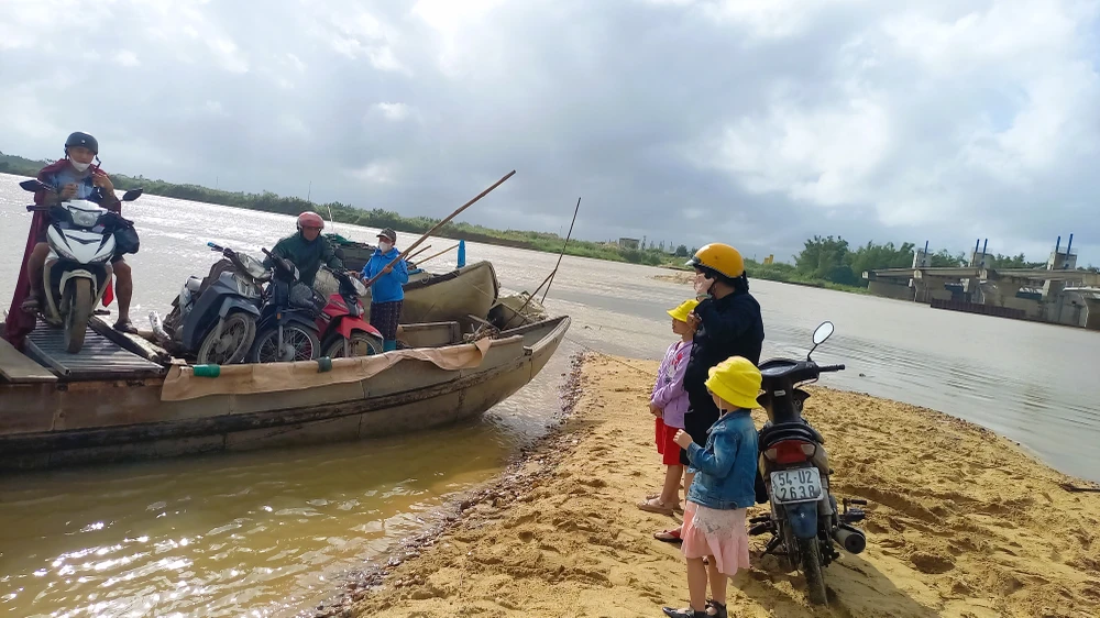 Hầu hết vào mùa mưa lũ, người dân "ốc đảo" chủ yếu di chuyển bằng đò. Ảnh: NGUYỄN TRANG Hầu hết vào mùa mưa lũ, người dân "ốc đảo" chủ yếu di chuyển bằng đò. Ảnh: NGUYỄN TRANG