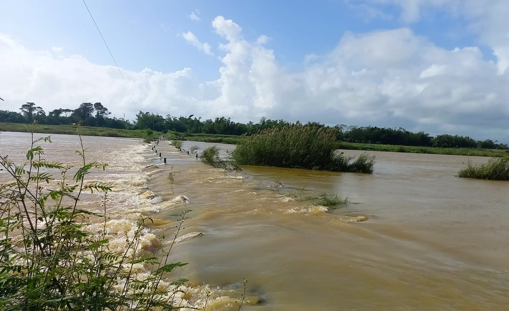Người dân đã mong một con đường có thể giải quyết ngập lụt trong mỗi mùa mưa lũ. Ảnh: NGUYỄN TRANG Người dân đã mong một con đường có thể giải quyết ngập lụt trong mỗi mùa mưa lũ. Ảnh: NGUYỄN TRANG