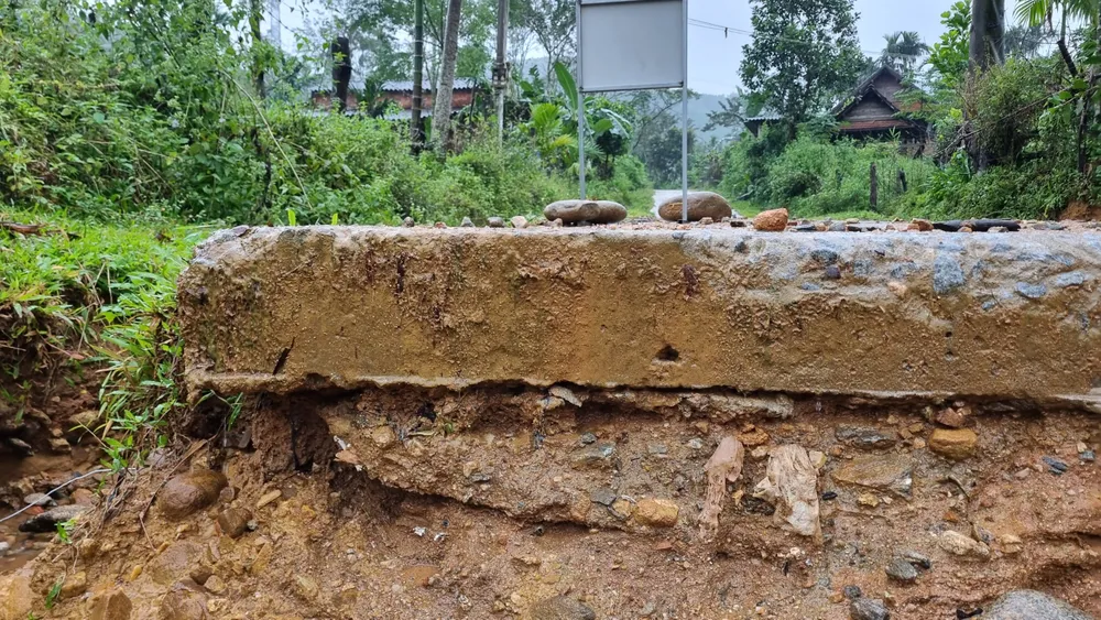 Quảng Ngãi: Mưa lớn hư đường, cô lập hơn 165 hộ dân ảnh 4 Quảng Ngãi: Mưa lớn hư đường, cô lập hơn 165 hộ dân ảnh 4