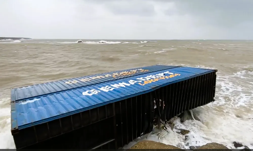 Container bị sóng đánh rơi xuống biển dạt vào bờ biển cảng Dung Quất